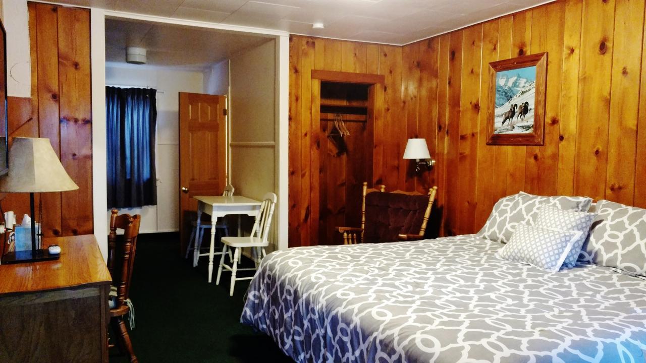Dancing Bears Motel 2*